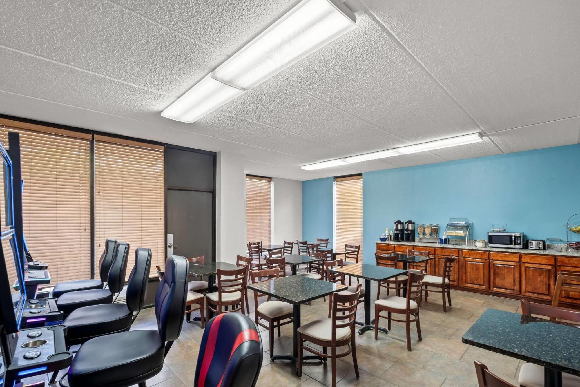 Days Inn By Wyndham Statesboro Exterior photo