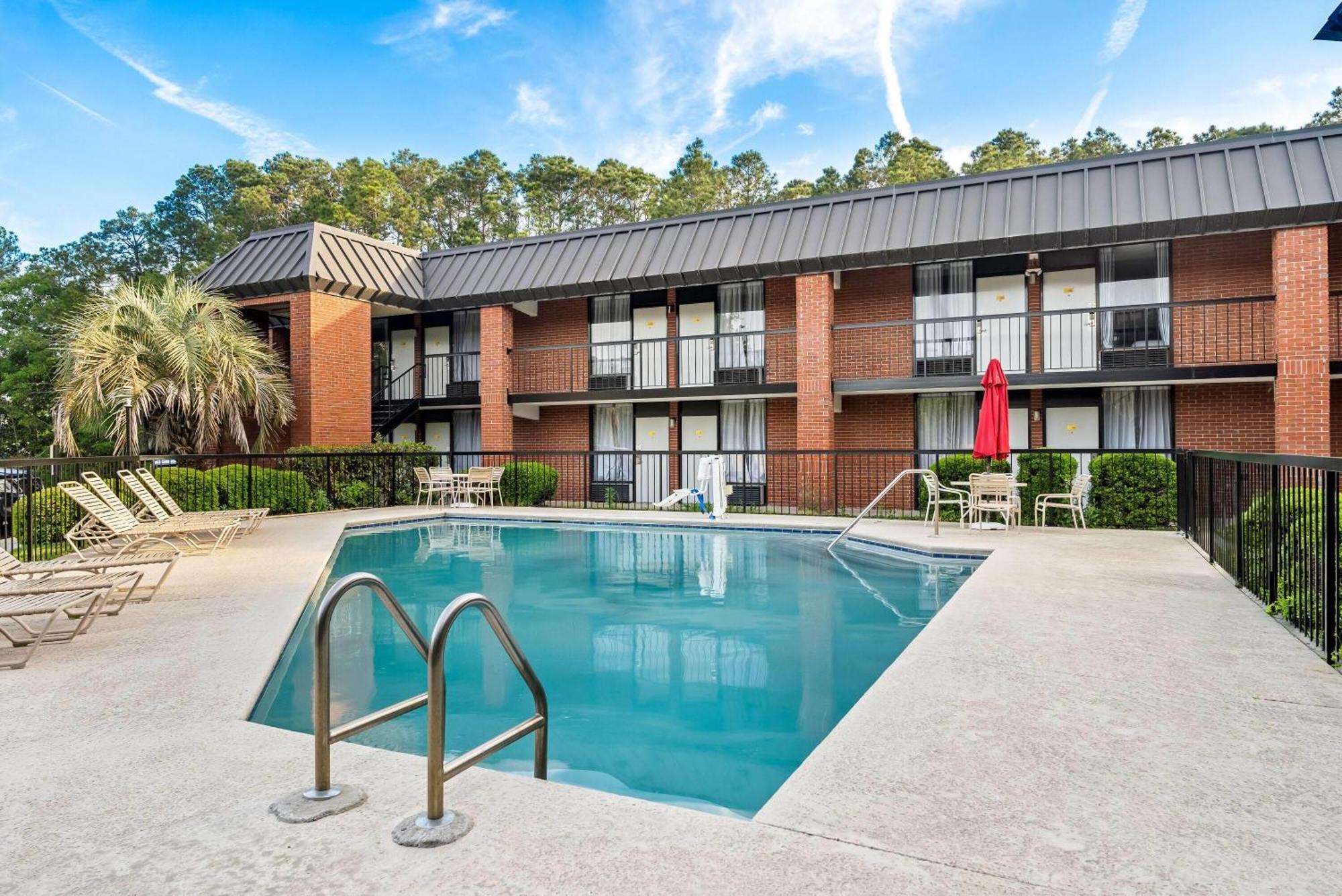 Days Inn By Wyndham Statesboro Exterior photo